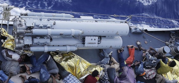 Immigrazione: Fregata Euro soccorre due barconi con 956 profughi