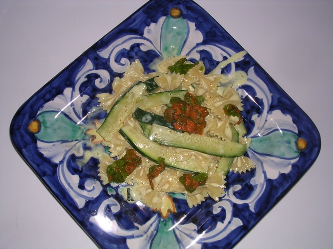 piatto con farfalle zucchine